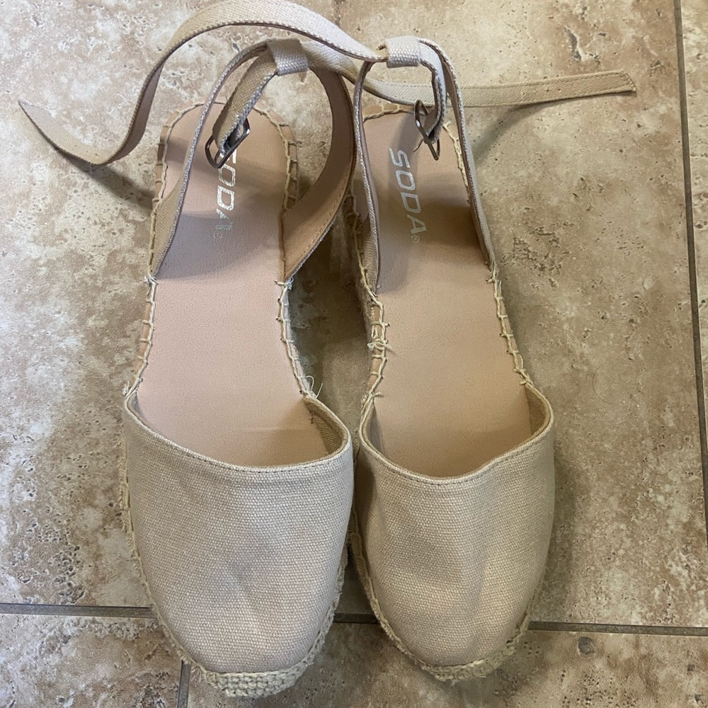 Soda Platform Shoes size 9